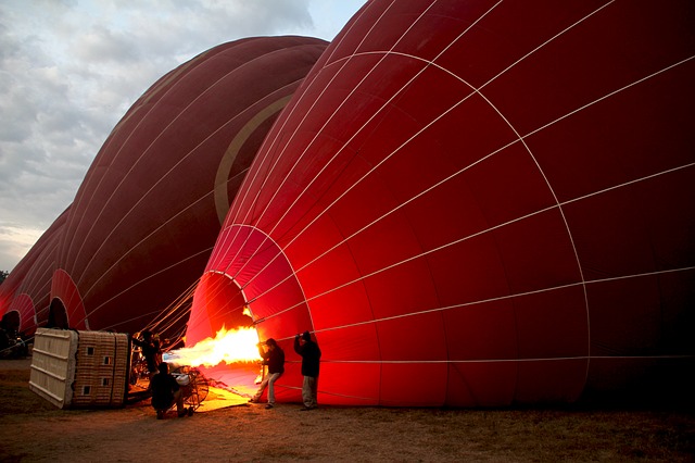 příprava vzletu horkovzdušného balonu